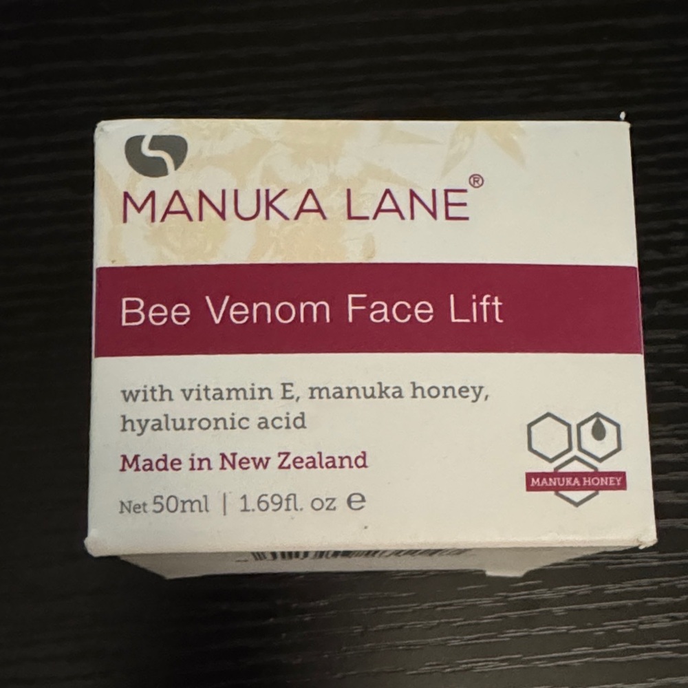 Bee Venom Face Lift Moisturizer - White and Red